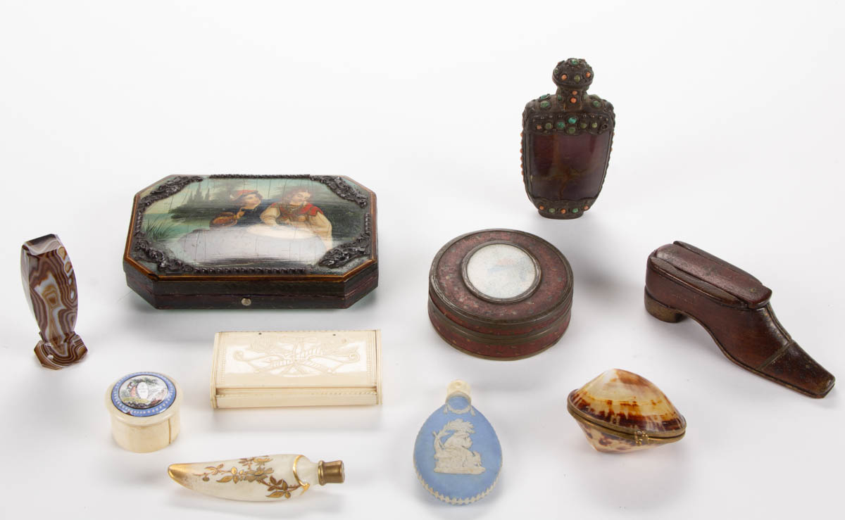 ASSORTED DECORATIVE ARTICLES, LOT OF TEN