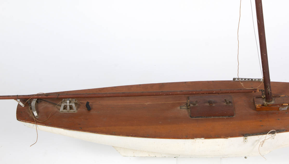 CARVED AND PAINTED SHIP MODEL / POND BOAT